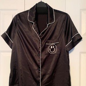 Black silky short sleeve pajamas